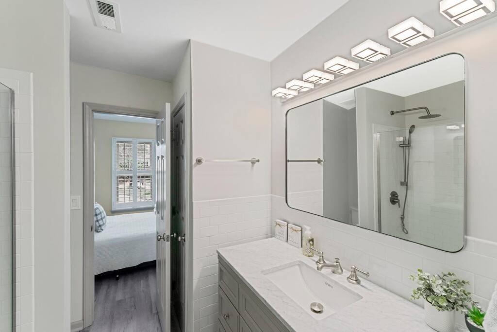 Golf Oasis Modern Townhome! Holiday home *