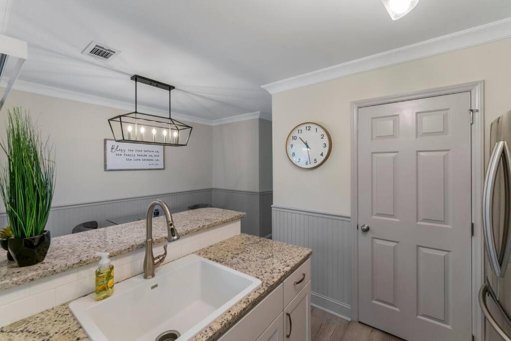 Golf Oasis Modern Townhome! *